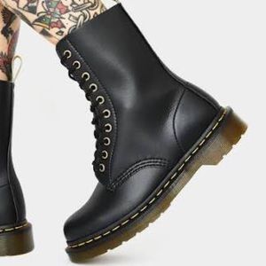 Dr. Martens 1490 10-Eye Black